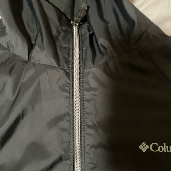 Size XL Columbia, puffy on the inside raincoat on the outside - Picture 3 of 4